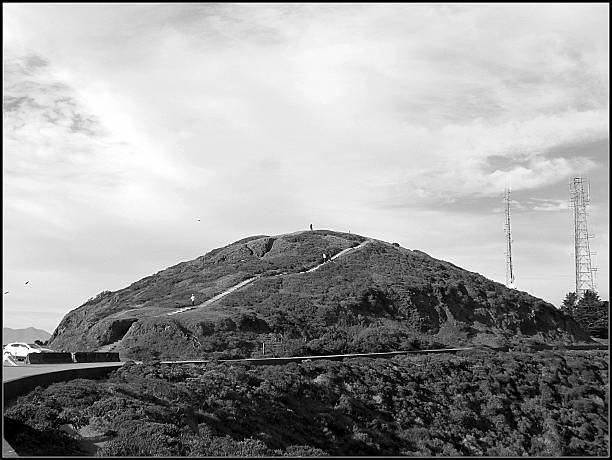 istock Twin Peaks- San Francisco, California 2210598879