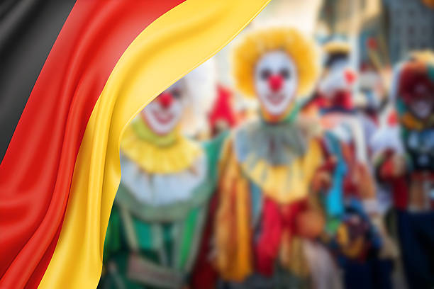Deutsche Flagge und verkleidete Menschen im Karneval