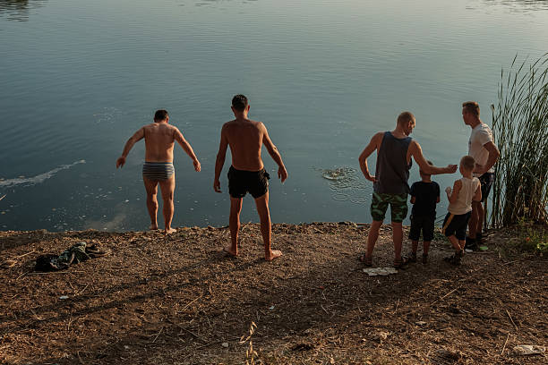 In the heart of the province of Caserta, on the quiet shores of Lake Falciano, a family of foreigners enjoys a moment of lightheartedness, curious and happy. A simple but intense scene, which tells of summer, freedom and life shared in contact with nature.