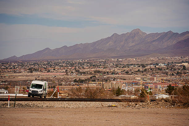 United States Border Patrol Van waiting near the Barrier wall near Sunland Park New Mexico United States Border Patrol Van waiting near the Barrier wall near Sunland Park New Mexico International Border Barrier Between Mexico and USA at Crossing at Santa Teresa Chihuahua and New Mexico tornillo stock pictures, royalty-free photos & images