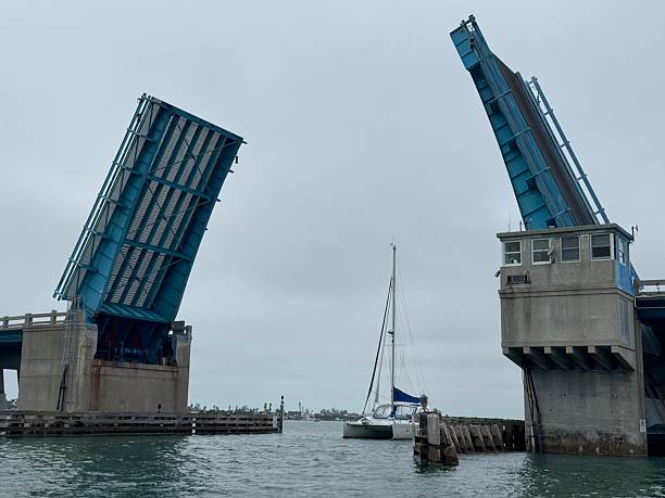 istock Drawbridge in Sarasota, Florida 2210995294
