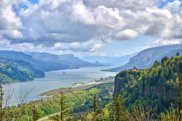 istock Columbia Gorge in Oregon 2211101862