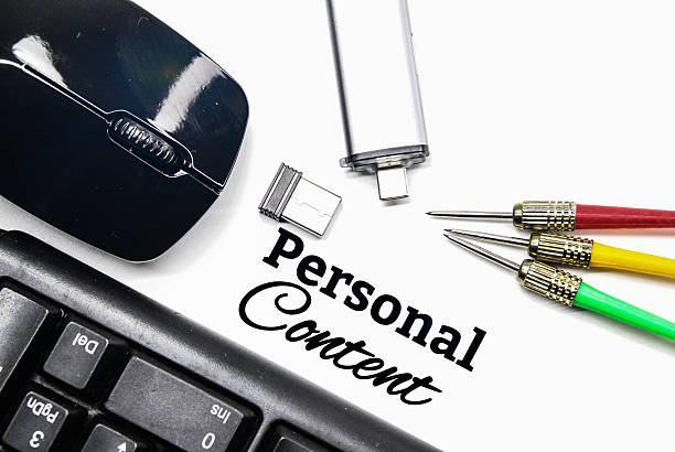 کیبورد، موس و فلشهای نشاندهنده محتوای شخصیسازی شده