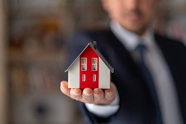 istock Real Estate Agent deliver house 2211164432