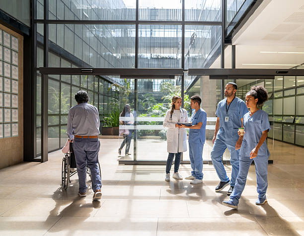 personas y médicos caminando en la entrada del hospital - hospital entrada fotografías e imágenes de stock