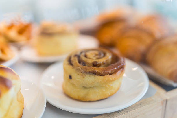 istock Fresh cinnamon bun in a cozy coffee shop 2211367611