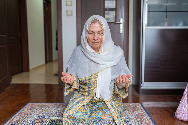 istock Muslim Woman Praying 2211399587