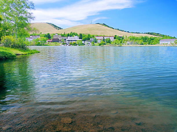Spring, a lake lined with tourist hotels (Nagano Prefecture, Lake Shirakaba, Kirigamine)
