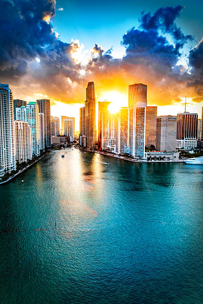 miami skyline aerial - baía de biscayne imagens e fotografias de stock