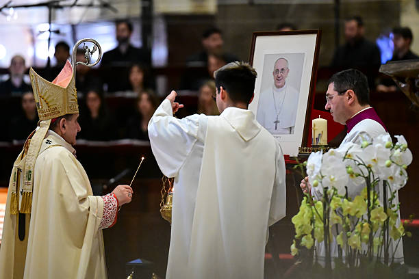 memorial mass in the honor of pope francis at duomo cathedral - papa francesco foto e immagini stock