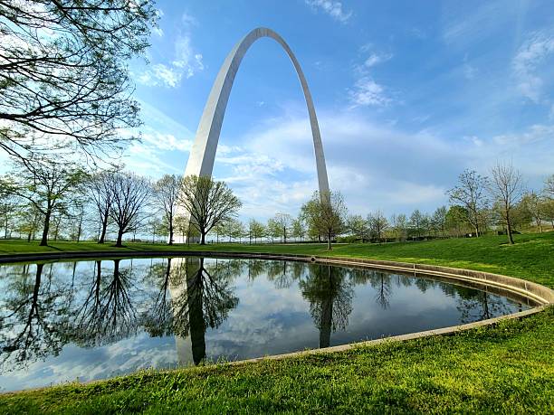 istock The Gateway Arch Reflecting in a Pond 2211673244