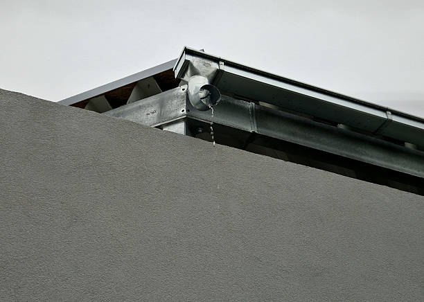 The gutter of the warehouse building is missing. Apparently someone stole it. Water sprays onto the wall and damages the plaster.