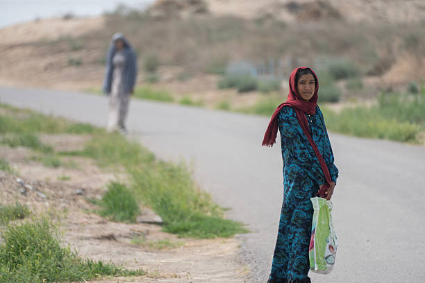 turkmeno, donna, standing, attraverso, strada, merv, turkmenistan - deserto del karakum immagine foto e immagini stock