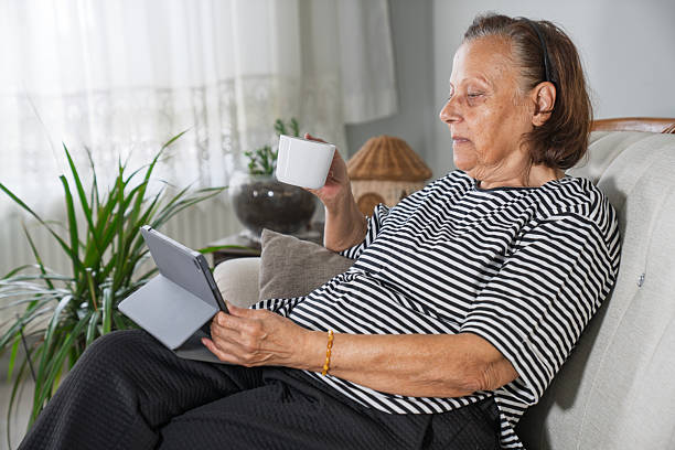 istock Staying in the the social loop thanks to technology 2212003373