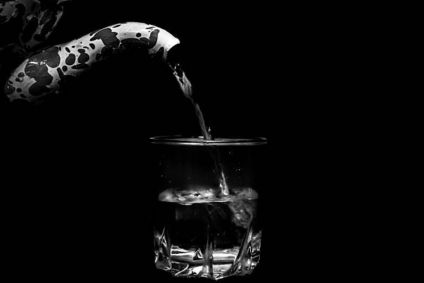 pour water from the teapot into the glass