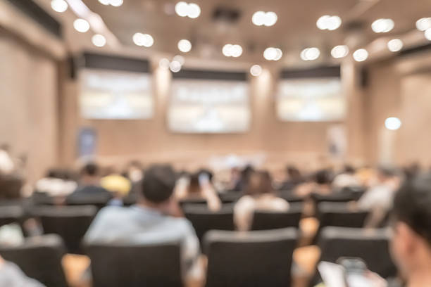 seminar, konferenz oder townhall-meeting verwischen hintergrund im auditorium oder hotelzimmer mit publikum, rednerpodium, bühne und präsentationsbildschirm für unternehmertum, geschäftsrede oder gemeindegespräch - gipfeltreffen stock-fotos und bilder
