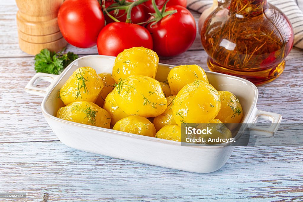 Boiled young potato with oil - Foto de stock de Patatas preparadas libre de derechos Boiled young potato with oil - Foto de stock de Patatas preparadas libre de derechos