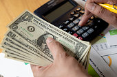 finanzplanung-in-aktion-berechnung-von-ausgaben-beim-umgang-mit-bargeld.jpg?b=1&s=170x170&k=20&c=fmSL_WCX6LjqmBFLMp17zf3s9UdlnsJzZngVQiiBjrY=