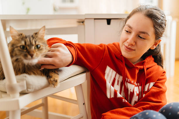 Unspoken Love: A Girl’s Tender Moment with Her Cat