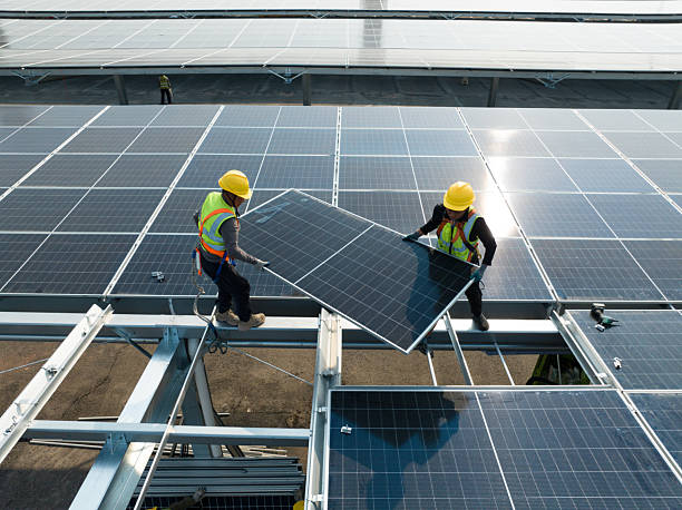 workers are installing awning solar panels - güneş enerjisi tesisleri stok fotoğraflar ve resimler