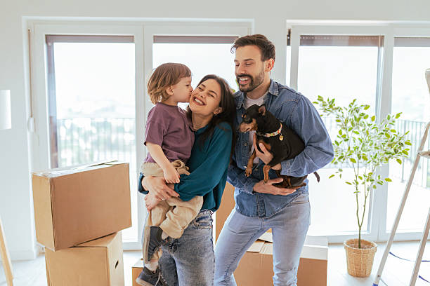 istock Boxes, Family, and a Fresh Start 2212344886