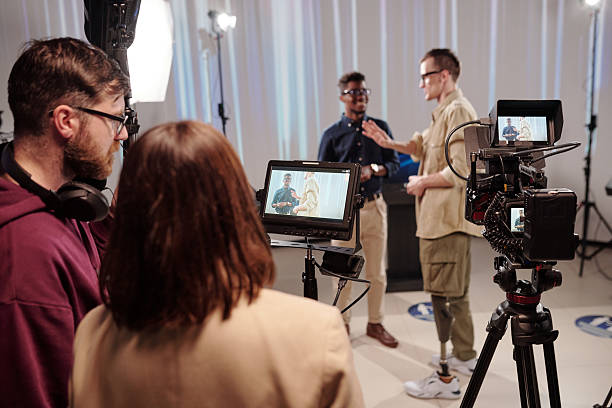 istock Video group discussing details of shooting 2212368812