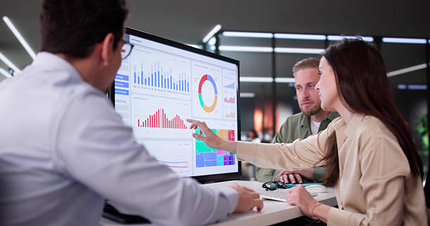 kuvapankkikuvat ja rojaltivapaat kuvat aiheesta liikenainen hallinnoi yritystietoja analytics dashboardin avulla - tarkastelu