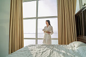 frau-im-bademantel-steht-am-fenster.jpg?b=1&s=170x170&k=20&c=oaEQ9w3Nu39rgBns4fjh7DdSWj-CmehEx7QykQJg25Q=