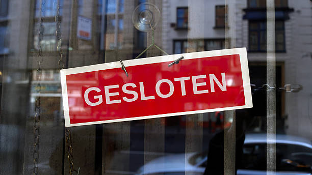 istock closed sign in Dutch 2212848539