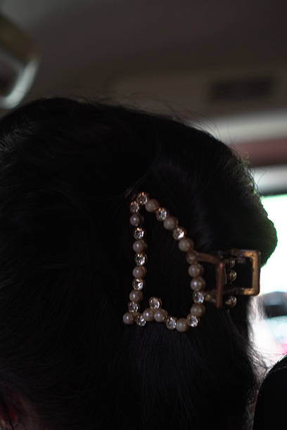 Elegant pearl hair claw clip