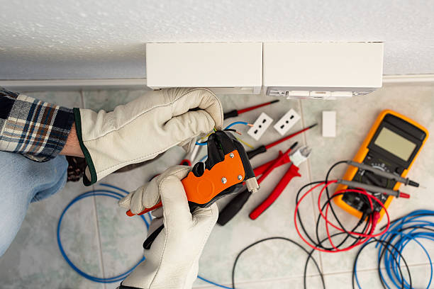 elektriker bei der arbeit an einer elektrischen wohnanlage. strom. - elektriker stock-fotos und bilder