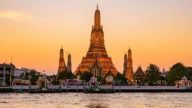 istock Golden twilight envelops Wat Arun offering breathtaking views by the Chao Phraya River 2214004017