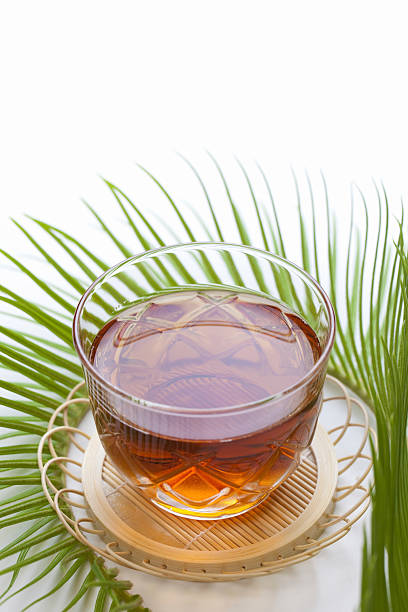 Barley tea, which is rich in vitamins and minerals, is perfect for hydration in the summer. We poured this barley tea into a cool-looking glass and added some Japanese-style elements using accessories.