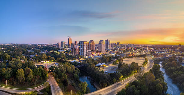 kuvapankkikuvat ja rojaltivapaat kuvat aiheesta lontoo, ontario, kanada keskustan siluetti thames-joella - london