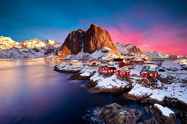 landschaft der norwegischen lofoten - hamnoy - lofoten stock-fotos und bilder