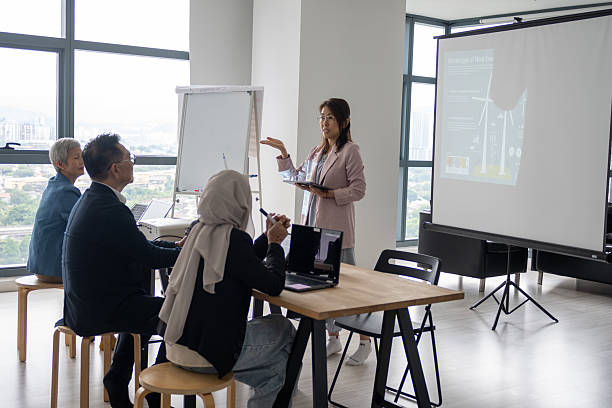 istock Asian Business Group Chat about graph work Present in meetings, in the office 2214511094