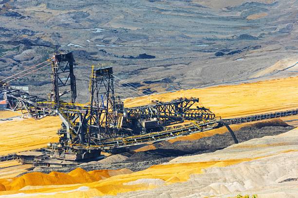 Gigantische Bagger in einer Landschaft im Kohleabbau Gebiet