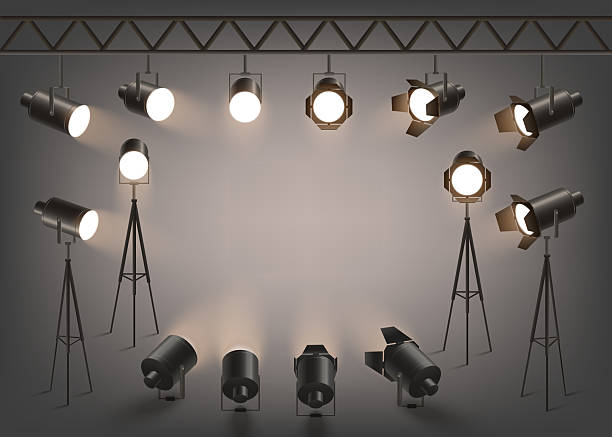 illustrations, cliparts, dessins animés et icônes de ensemble d’équipements d’éclairage de studio, lampes de projecteur réalistes de différentes formes - équipement déclairage
