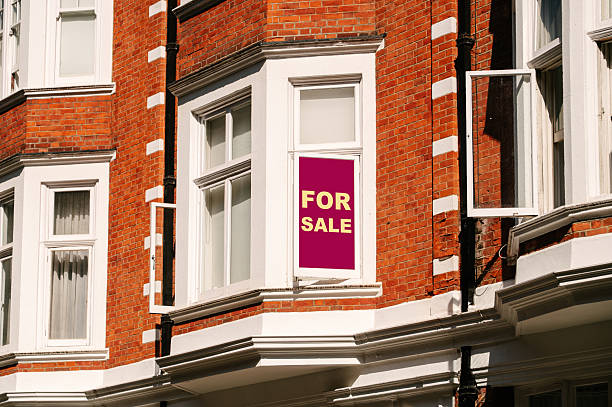 istock For sale sign on an apartment window 2215072176