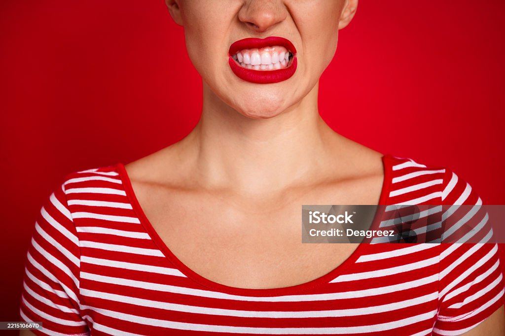 근접 촬영 자른 초상화 젊은이 재미 웃는 미소 찡그린 얼굴 입 이빨 미소 침략 표현 붉은 색 배경에 고립 T 셔츠에 대한 스톡 ...