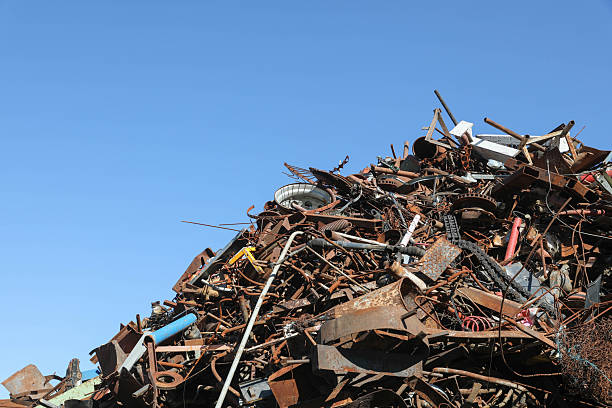 A pile of the metal rusty garbage outdoors.