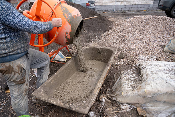Preparation of concrete mix in a concrete mixer, concrete mix, concrete mixer