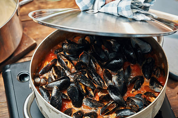 Preparing Blue Mussels Linguine with Tomatoes, Garlic and Mediterranean Herbs