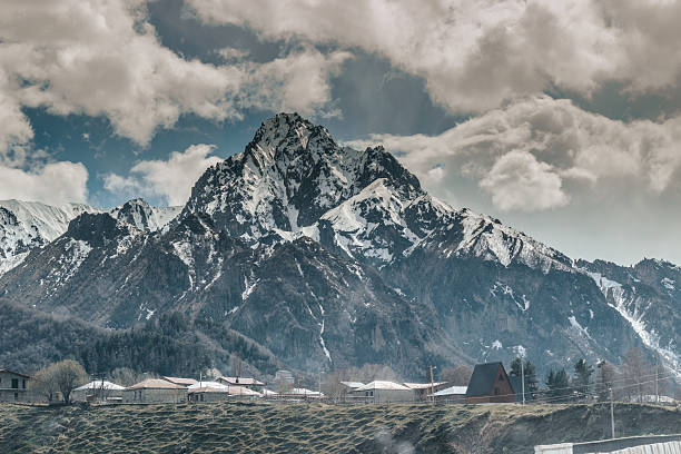 rising edge – schroffer gipfel über stepanzminda - kazbek stock-fotos und bilder