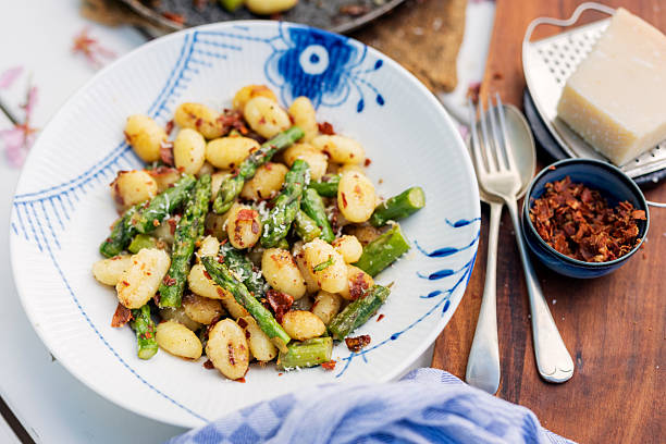 Asparagus with hollandaise sauce and ham