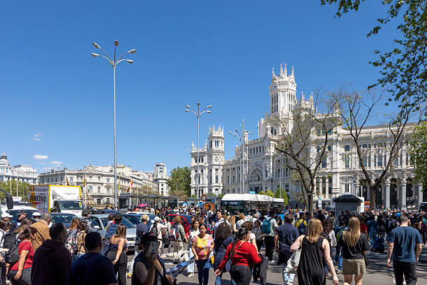 April 28, 2025, Madrid, Spain. Large crowds fill the streets around Cibeles Square in Madrid during the nationwide blackout that paralyzed transportation and communications. With the iconic Palacio de Cibeles in the background, the image captures the confusion and movement of residents and tourists as they navigate the city without metro or traffic signals. A moment of urban disruption in one of Madrid’s most emblematic locations.