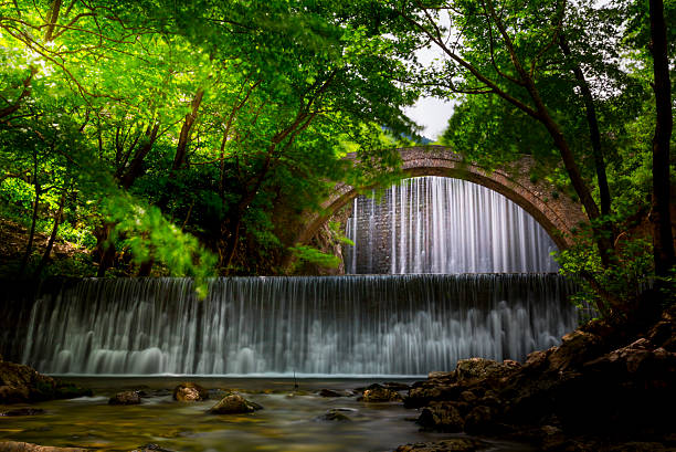 USA Oregon Multnomah waterfalls man stadning near falls