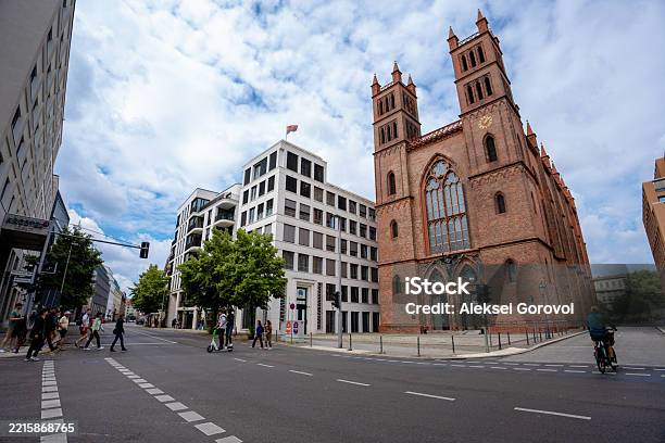 Iglesia De Friedrichswerdersche La Obra Maestra Neogótica De Schinkel En Berlín Foto de stock y más banco de imágenes de Acontecimiento