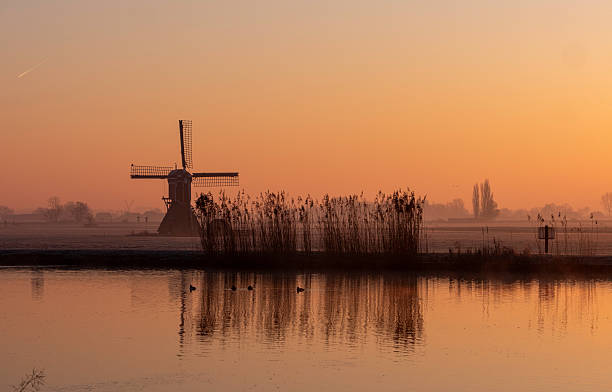 istock Kalkmolen op een winterochtend 2215920631