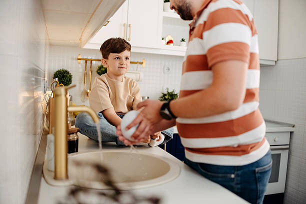 istock Family doing the dishes together 2216083518